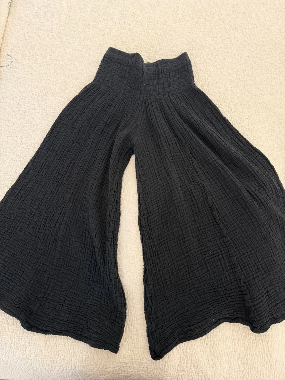 Black Wide-Leg Crinkle Gauze ladies cropped Pants